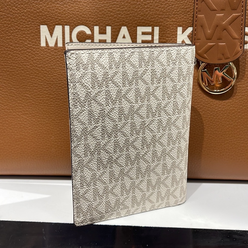 Michael Kors Jet Set Travel Passport Wallet
Light Cream Signature/Golden- NWT - Picture 10 of 16
